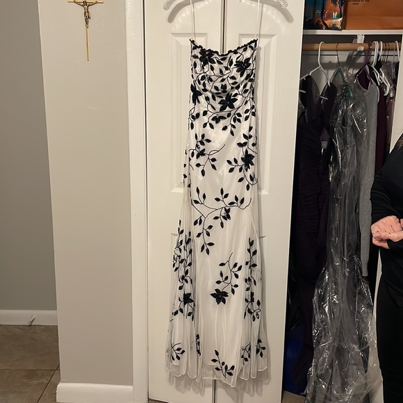 Size XXS. Worn once. White strapless dress with black beading - Picture 4 of 5